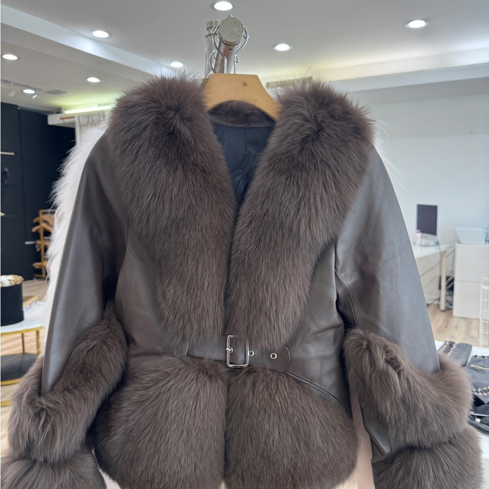 Brown Leather Jacket with Luxurious Fur Trim - Picture 3 of 5